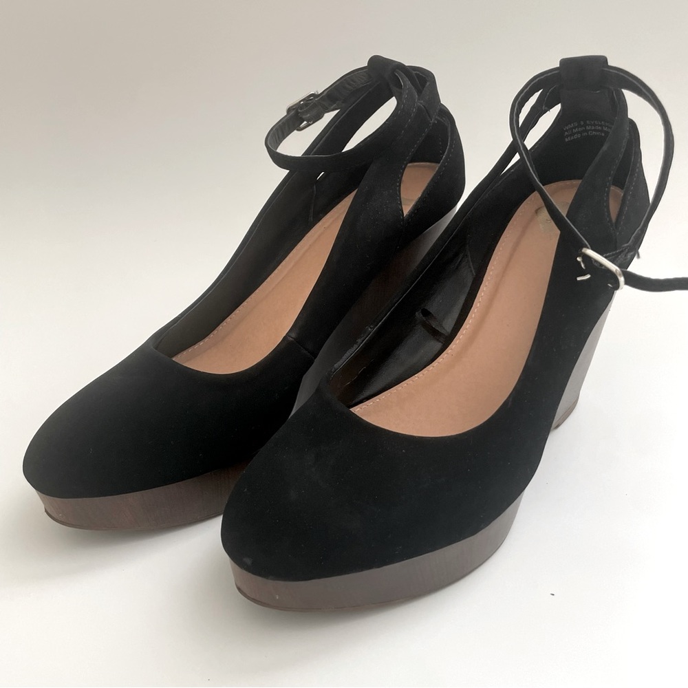 Eveleigh-Wood Faux Suede Platform Wedge
Size 8m used